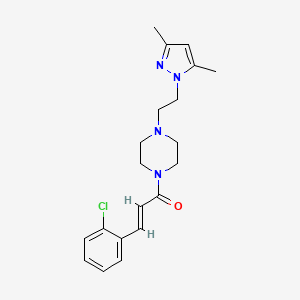 molecular formula C20H25ClN4O B3405185 (E)-3-(2-chlorophenyl)-1-(4-(2-(3,5-dimethyl-1H-pyrazol-1-yl)ethyl)piperazin-1-yl)prop-2-en-1-one CAS No. 1286744-30-6