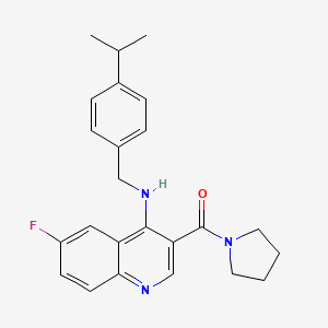 molecular formula C24H26FN3O B3405293 (6-Fluoro-4-{[4-(propan-2-yl)benzyl]amino}quinolin-3-yl)(pyrrolidin-1-yl)methanone CAS No. 1326853-44-4