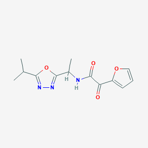 molecular formula C13H15N3O4 B3585280 2-(2-furyl)-N-[1-(5-isopropyl-1,3,4-oxadiazol-2-yl)ethyl]-2-oxoacetamide 