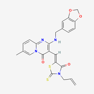 (5Z)-5-[(2-{[(2H-1,3-BENZODIOXOL-5-YL)METHYL]AMINO}-7-METHYL-4-OXO-4H-PYRIDO[1,2-A]PYRIMIDIN-3-YL)METHYLIDENE]-3-(PROP-2-EN-1-YL)-2-SULFANYLIDENE-1,3-THIAZOLIDIN-4-ONE