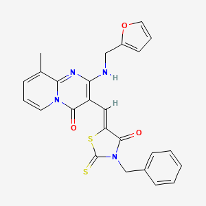 (5Z)-3-BENZYL-5-[(2-{[(FURAN-2-YL)METHYL]AMINO}-9-METHYL-4-OXO-4H-PYRIDO[1,2-A]PYRIMIDIN-3-YL)METHYLIDENE]-2-SULFANYLIDENE-1,3-THIAZOLIDIN-4-ONE