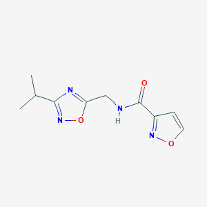 molecular formula C10H12N4O3 B3790355 N-[(3-isopropyl-1,2,4-oxadiazol-5-yl)methyl]-3-isoxazolecarboxamide 