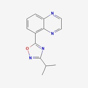 molecular formula C13H12N4O B3806735 5-(3-isopropyl-1,2,4-oxadiazol-5-yl)quinoxaline 