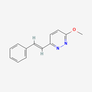 molecular formula C13H12N2O B3850379 3-methoxy-6-[(E)-2-phenylvinyl]pyridazine 