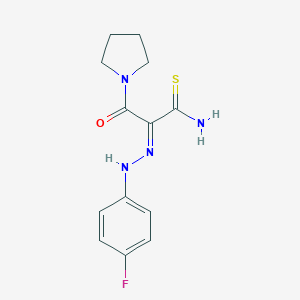 (2E)-2-[2-(4-fluorophenyl)hydrazinylidene]-3-oxo-3-(pyrrolidin-1-yl)propanethioamide
