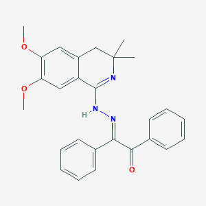 (2E)-2-{2-[(1Z)-6,7-DIMETHOXY-3,3-DIMETHYL-1,2,3,4-TETRAHYDROISOQUINOLIN-1-YLIDENE]HYDRAZIN-1-YLIDENE}-1,2-DIPHENYLETHAN-1-ONE