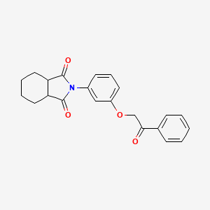 molecular formula C22H21NO4 B3987698 2-[3-(2-oxo-2-phenylethoxy)phenyl]hexahydro-1H-isoindole-1,3(2H)-dione 