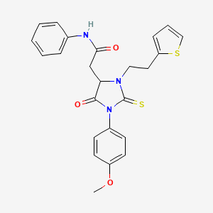 2-[1-(4-METHOXYPHENYL)-5-OXO-2-SULFANYLIDENE-3-[2-(THIOPHEN-2-YL)ETHYL]IMIDAZOLIDIN-4-YL]-N-PHENYLACETAMIDE