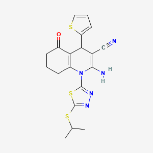 2-Amino-5-oxo-1-[5-(propan-2-ylsulfanyl)-1,3,4-thiadiazol-2-yl]-4-(thiophen-2-yl)-1,4,5,6,7,8-hexahydroquinoline-3-carbonitrile