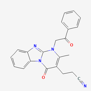 2-[2-methyl-4-oxo-1-(2-oxo-2-phenylethyl)-1,4-dihydropyrimido[1,2-a][1,3]benzimidazol-3-yl]ethyl cyanide