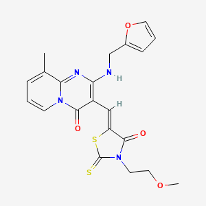 (5Z)-5-[(2-{[(FURAN-2-YL)METHYL]AMINO}-9-METHYL-4-OXO-4H-PYRIDO[1,2-A]PYRIMIDIN-3-YL)METHYLIDENE]-3-(2-METHOXYETHYL)-2-SULFANYLIDENE-1,3-THIAZOLIDIN-4-ONE