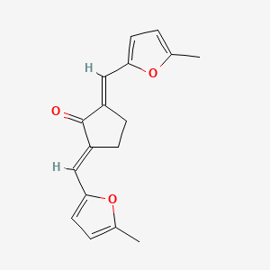 (2E,5E)-2,5-bis[(5-methylfuran-2-yl)methylidene]cyclopentanone