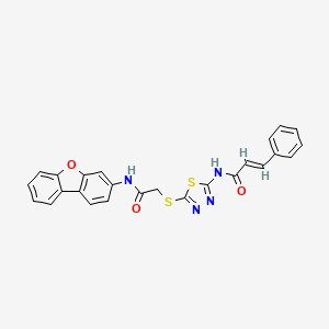 (2E)-N-(5-{[2-(dibenzo[b,d]furan-3-ylamino)-2-oxoethyl]sulfanyl}-1,3,4-thiadiazol-2-yl)-3-phenylprop-2-enamide