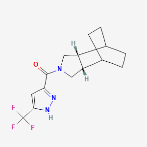 molecular formula C15H18F3N3O B5402019 (1R*,2R*,6S*,7S*)-4-{[3-(trifluoromethyl)-1H-pyrazol-5-yl]carbonyl}-4-azatricyclo[5.2.2.0~2,6~]undecane 