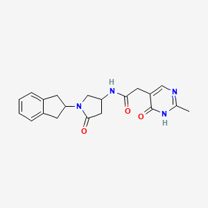 N-[1-(2,3-dihydro-1H-inden-2-yl)-5-oxopyrrolidin-3-yl]-2-(2-methyl-6-oxo-1,6-dihydropyrimidin-5-yl)acetamide