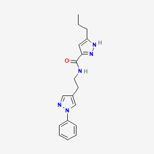 molecular formula C18H21N5O B5502560 N-[2-(1-phenyl-1H-pyrazol-4-yl)ethyl]-3-propyl-1H-pyrazole-5-carboxamide 