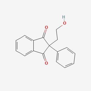 molecular formula C17H14O3 B5503208 2-(2-羟乙基)-2-苯基-1H-茚满-1,3(2H)-二酮 