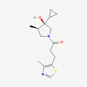 molecular formula C15H22N2O2S B5503250 (3R*,4R*)-3-环丙基-4-甲基-1-[3-(4-甲基-1,3-噻唑-5-基)丙酰基]吡咯烷-3-醇 