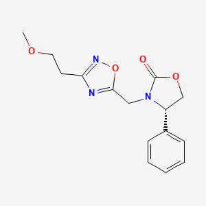 molecular formula C15H17N3O4 B5504981 (4S)-3-{[3-(2-methoxyethyl)-1,2,4-oxadiazol-5-yl]methyl}-4-phenyl-1,3-oxazolidin-2-one 