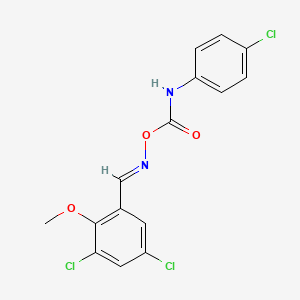 molecular formula C15H11Cl3N2O3 B5507036 3,5-二氯-2-甲氧基苯甲醛 O-{[(4-氯苯基)氨基]羰基}肟 