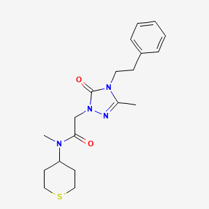 molecular formula C19H26N4O2S B5508012 N-methyl-2-[3-methyl-5-oxo-4-(2-phenylethyl)-4,5-dihydro-1H-1,2,4-triazol-1-yl]-N-(tetrahydro-2H-thiopyran-4-yl)acetamide 