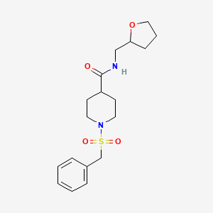 molecular formula C18H26N2O4S B5508317 1-(苯甲酰磺酰基)-N-(四氢-2-呋喃基甲基)-4-哌啶甲酰胺 