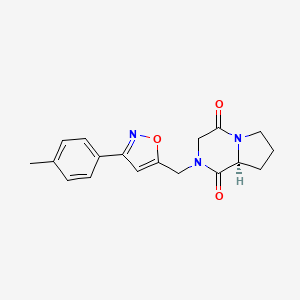 molecular formula C18H19N3O3 B5508471 (8aS)-2-{[3-(4-methylphenyl)isoxazol-5-yl]methyl}hexahydropyrrolo[1,2-a]pyrazine-1,4-dione 