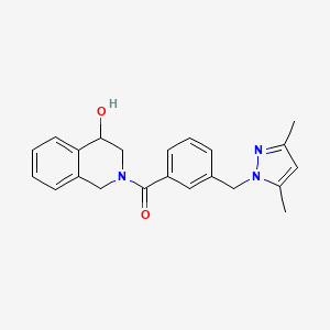 molecular formula C22H23N3O2 B5508997 2-{3-[(3,5-二甲基-1H-吡唑-1-基)甲基]苯甲酰}-1,2,3,4-四氢异喹啉-4-醇 
