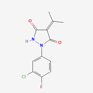 molecular formula C12H10ClFN2O2 B5510244 1-(3-氯-4-氟苯基)-4-(1-甲基乙叉基)-3,5-吡唑烷二酮 