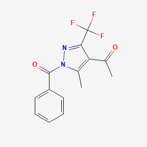 molecular formula C14H11F3N2O2 B5511605 1-[1-苯甲酰-5-甲基-3-(三氟甲基)-1H-吡唑-4-基]乙酮 