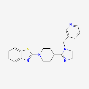 molecular formula C21H21N5S B5511774 2-{4-[1-(pyridin-3-ylmethyl)-1H-imidazol-2-yl]piperidin-1-yl}-1,3-benzothiazole 