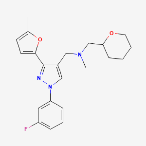molecular formula C22H26FN3O2 B5512110 1-[1-(3-氟苯基)-3-(5-甲基-2-呋喃基)-1H-吡唑-4-基]-N-甲基-N-(四氢-2H-吡喃-2-基甲基)甲胺 