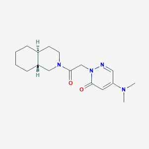 molecular formula C17H26N4O2 B5512321 5-(dimethylamino)-2-{2-[(4aS*,8aR*)-octahydroisoquinolin-2(1H)-yl]-2-oxoethyl}pyridazin-3(2H)-one 