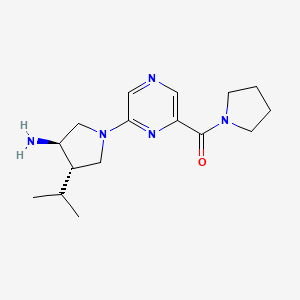 molecular formula C16H25N5O B5512484 rel-(3R,4S)-4-isopropyl-1-[6-(1-pyrrolidinylcarbonyl)-2-pyrazinyl]-3-pyrrolidinamine hydrochloride 