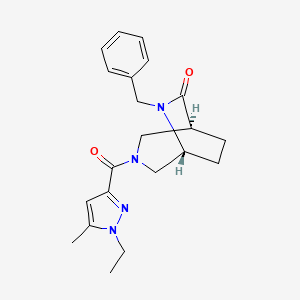 molecular formula C21H26N4O2 B5513350 (1S*,5R*)-6-benzyl-3-[(1-ethyl-5-methyl-1H-pyrazol-3-yl)carbonyl]-3,6-diazabicyclo[3.2.2]nonan-7-one 