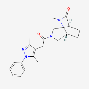 molecular formula C21H26N4O2 B5513406 (1S*,5R*)-3-[(3,5-二甲基-1-苯基-1H-吡唑-4-基)乙酰]-6-甲基-3,6-二氮杂双环[3.2.2]壬烷-7-酮 