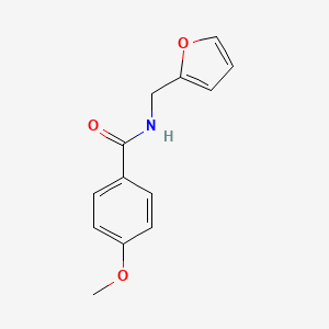 molecular formula C13H13NO3 B5515745 N-(2-呋喃基甲基)-4-甲氧基苯甲酰胺 