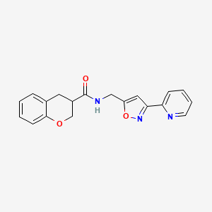 molecular formula C19H17N3O3 B5517208 N-[(3-吡啶-2-基异恶唑-5-基)甲基]色满-3-甲酰胺 