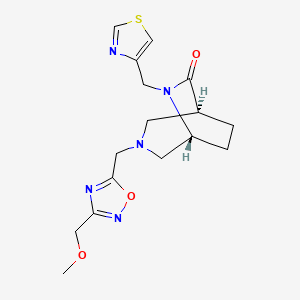 molecular formula C16H21N5O3S B5517269 (1S*,5R*)-3-{[3-(甲氧基甲基)-1,2,4-恶二唑-5-基]甲基}-6-(1,3-噻唑-4-基甲基)-3,6-二氮杂双环[3.2.2]壬烷-7-酮 