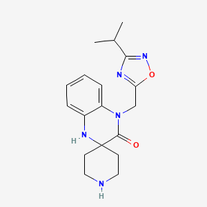 molecular formula C18H23N5O2 B5517640 4'-[(3-isopropyl-1,2,4-oxadiazol-5-yl)methyl]-1',4'-dihydro-3'H-spiro[piperidine-4,2'-quinoxalin]-3'-one hydrochloride 