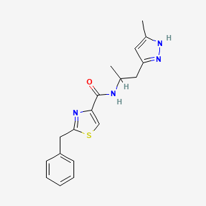 molecular formula C18H20N4OS B5518005 2-benzyl-N-[1-methyl-2-(3-methyl-1H-pyrazol-5-yl)ethyl]-1,3-thiazole-4-carboxamide 