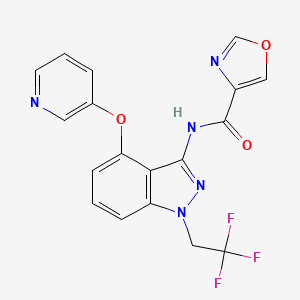 molecular formula C18H12F3N5O3 B5518228 N-[4-(吡啶-3-氧基)-1-(2,2,2-三氟乙基)-1H-吲唑-3-基]-1,3-恶唑-4-甲酰胺 