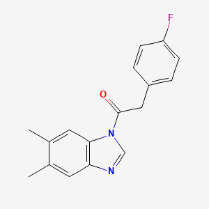 molecular formula C17H15FN2O B5518366 1-[(4-氟苯基)乙酰基]-5,6-二甲基-1H-苯并咪唑 