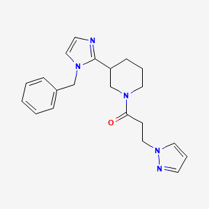 molecular formula C21H25N5O B5518952 3-(1-benzyl-1H-imidazol-2-yl)-1-[3-(1H-pyrazol-1-yl)propanoyl]piperidine 