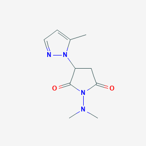 molecular formula C10H14N4O2 B5518956 1-(二甲氨基)-3-(5-甲基-1H-吡唑-1-基)-2,5-吡咯烷二酮 