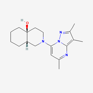 molecular formula C18H26N4O B5519510 (4aS*,8aS*)-2-(2,3,5-trimethylpyrazolo[1,5-a]pyrimidin-7-yl)octahydroisoquinolin-4a(2H)-ol 