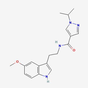 molecular formula C18H22N4O2 B5519635 1-异丙基-N-[2-(5-甲氧基-1H-吲哚-3-基)乙基]-1H-吡唑-4-甲酰胺 