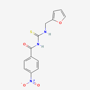 molecular formula C13H11N3O4S B5519636 N-{[(2-呋喃甲基)氨基]羰硫基}-4-硝基苯甲酰胺 