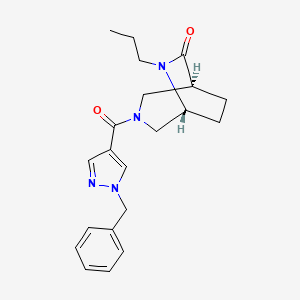 molecular formula C21H26N4O2 B5519772 (1S*,5R*)-3-[(1-benzyl-1H-pyrazol-4-yl)carbonyl]-6-propyl-3,6-diazabicyclo[3.2.2]nonan-7-one 