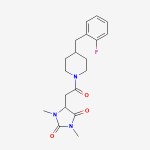 molecular formula C19H24FN3O3 B5519969 5-{2-[4-(2-fluorobenzyl)-1-piperidinyl]-2-oxoethyl}-1,3-dimethyl-2,4-imidazolidinedione 